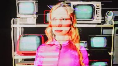 Arkasında televizyon ekranlarından oluşan bir duvarla çevreye bakan kadın ağır bir arızayla kaplanmış.