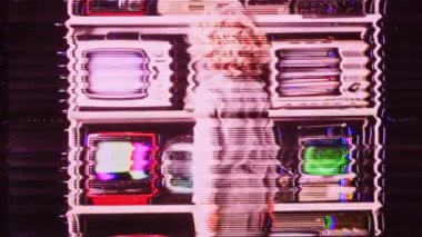 Genç kız ekranlarda bozuk ve çarpık bir televizyon bankasını izliyor.