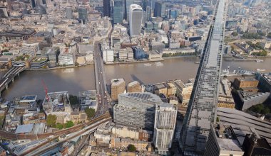 Bir helikopterden Londra 'nın ufuk çizgisi manzarası