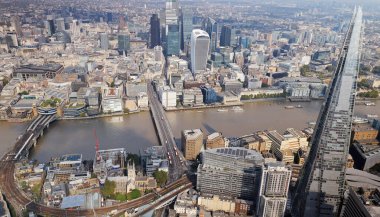 Bir helikopterden Londra 'nın ufuk çizgisi manzarası