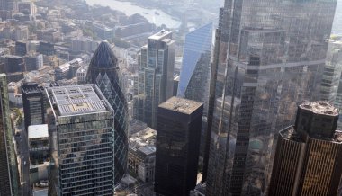 Bir helikopterden Londra 'nın ufuk çizgisi manzarası