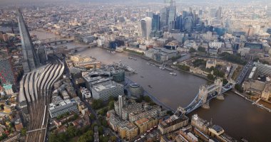 Bir helikopterden Londra 'nın ufuk çizgisi manzarası