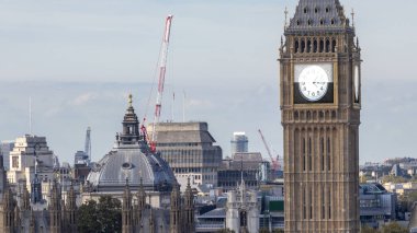 Londra, İngiltere 'deki ikonik Büyük Ben' in zaman çizelgesi saat yüzlü antika analog saatle yer değiştirdi.