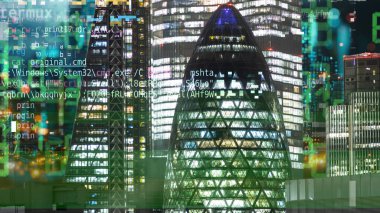 Üzerinde bilgisayar kodu ve verisi olan Londra silueti