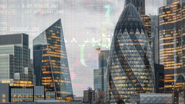 Üzerinde bilgisayar kodu ve verisi olan Londra silueti