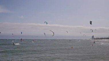 Uçurtmacılar Barselona 'da rüzgarlı bir günde