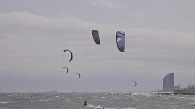 Uçurtmacılar Barselona 'da rüzgarlı bir günde