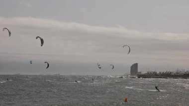 Uçurtmacılar Barselona 'da rüzgarlı bir günde