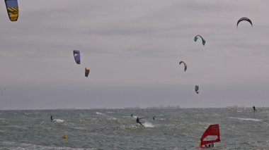 Uçurtmacılar Barselona 'da rüzgarlı bir günde