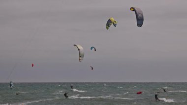 Uçurtmacılar Barselona 'da rüzgarlı bir günde