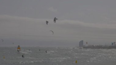 Uçurtmacılar Barselona 'da rüzgarlı bir günde