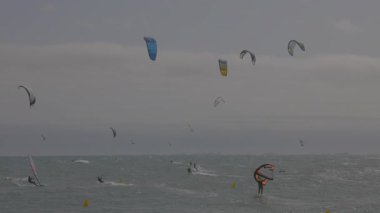Uçurtmacılar Barselona 'da rüzgarlı bir günde