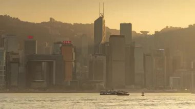 HONG KONG - 19 Mart 2025: Hong Kong Central City silueti Kowloon limanının karşısından çekildi 