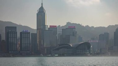 HONG KONG - 19 Mart 2025: Hong Kong Central City silueti Kowloon limanının karşısından çekildi 