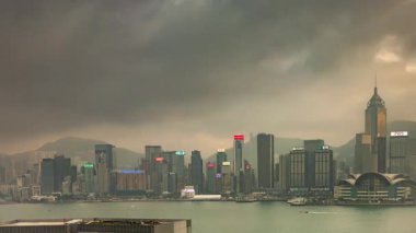 HONG KONG - 19 Mart 2025: Hong Kong Central City silueti Kowloon limanının karşısından çekildi 