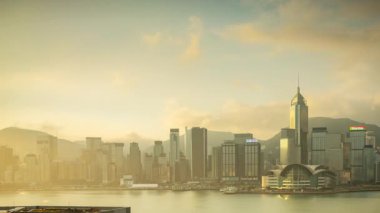HONG KONG - 19 Mart 2025: Hong Kong Central City silueti Kowloon limanının karşısından çekildi 