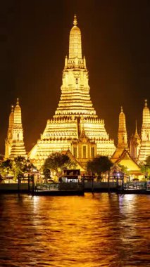 Bangkok 'taki ünlü Wat Arun Tapınağı' nın zamanı geldi çattı.