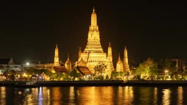 Bangkok 'taki ünlü Wat Arun Tapınağı' nın zamanı geldi çattı. 