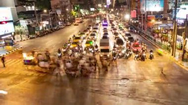 BANGKOK, THAILAND - 13 Mart 2025: Bangkok 'un merkezinde yoğun bir kavşakta yoğun trafik zamanı