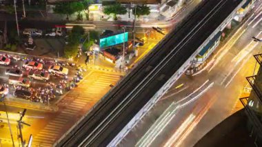 BANGKOK, THAILAND - 13 Mart 2025: Bangkok 'un merkezinde yoğun bir kavşakta yoğun trafik zamanı