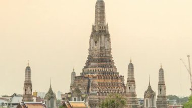 Bangkok 'taki ünlü Wat Arun Tapınağı' nın zamanı geldi çattı. 