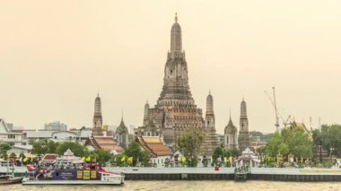 Bangkok 'taki ünlü Wat Arun Tapınağı' nın zamanı geldi çattı.
