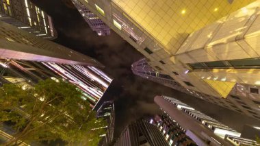 SINGAPORE - 5 Mart 2025: Singapur Merkez Ticaret Bölgesi 'nin gece gökdelenlerinin zamanlaması