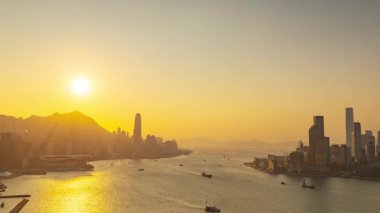 HONG KONG - 19 Mart 2025: Hong Kong silueti ve Viktorya limanının zamanlaması gün batımında yüksek görüş açısına sahip.