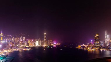 HONG KONG - 19 Mart 2025: Hong Kong silueti ve Viktorya limanının zamanlaması gün batımında yüksek görüş açısına sahip.