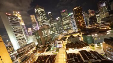 SINGAPORE - 5 Mart 2025: Singapur Merkez Ticaret Bölgesi 'nin gece gökdelenlerinin zamanlaması