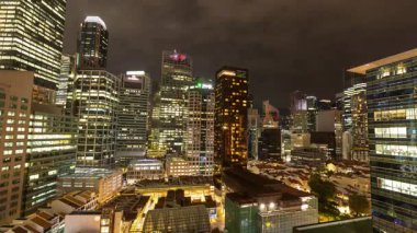 SINGAPORE - 5 Mart 2025: Singapur Merkez Ticaret Bölgesi 'nin gece gökdelenlerinin zamanlaması