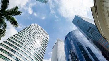 SINGAPORE - 5 Mart 2025: Singapur Merkez İş Bölgesi ufuk çizgisinin zaman çizelgesi aşağıdan