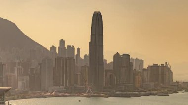 HONG KONG - 19 Mart 2025: Hong Kong silueti ve Viktorya limanının zamanlaması gün batımında yüksek görüş açısına sahip.