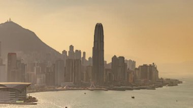 HONG KONG - 19 Mart 2025: Hong Kong silueti ve Viktorya limanının zamanlaması gün batımında yüksek görüş açısına sahip.