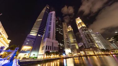 SINGAPORE - 5 Mart 2025: Singapur merkez iş bölgesi siluetinin zaman çizelgesi geceleyin nehre yansıdı