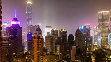 HONG KONG - 19 Mart 2025: Hong Kong şehrinin zaman çizelgesi geceleyin yüksek bir noktadan gökyüzüne yükseliyor