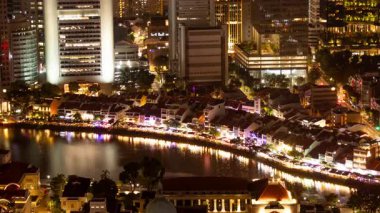 SINGAPORE - 5 Mart 2025: Singapur merkez iş bölgesi siluetinin zaman çizelgesi geceleyin nehre yansıdı