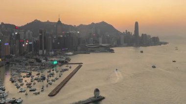 HONG KONG - 19 Mart 2025: Hong Kong silueti ve Viktorya limanının zamanlaması gün batımında yüksek görüş açısına sahip.