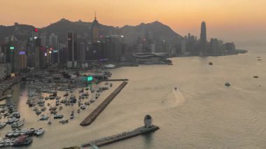 HONG KONG - 19 Mart 2025: Hong Kong silueti ve Viktorya limanının zamanlaması gün batımında yüksek görüş açısına sahip.