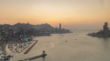 HONG KONG - 19 Mart 2025: Hong Kong silueti ve Viktorya limanının zamanlaması gün batımında yüksek görüş açısına sahip.