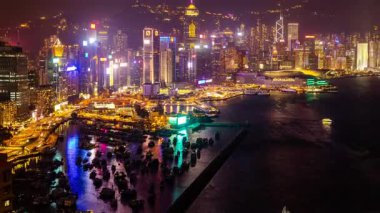 HONG KONG - 19 Mart 2025: Hong Kong silueti ve Viktorya limanının zamanlaması gün batımında yüksek görüş açısına sahip.