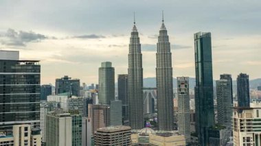 KUALA LUMPUR - 29 Mart 2025: Kuala Lumpur siluetinin yüksek görüş açısına göre zamanlaması 