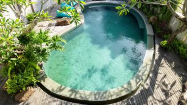 Yukarıdan küçük lüks bir yüzme havuzu.