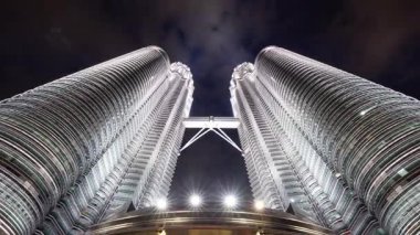 KUALA LUMPUR - 29 Mart 2025: Petronas kuleleri ve Kuala Lumpur gökdelenlerinin geceleyin sokak seviyesinden zamanlaması