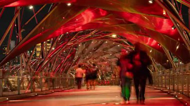 SINGAPORE - 5 Mart 2025: Singapur yat limanındaki sarmal ayak köprüsünün zamanı. 