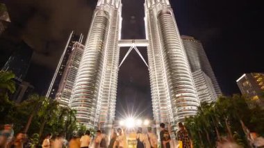KUALA LUMPUR - 29 Mart 2025: Petronas kuleleri ve Kuala Lumpur gökdelenlerinin geceleyin sokak seviyesinden zamanlaması