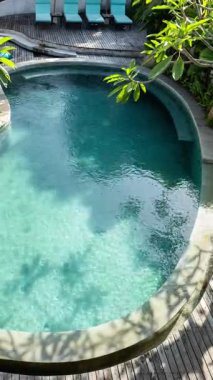 Yukarıdan küçük lüks bir yüzme havuzu. 