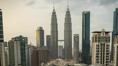 KUALA LUMPUR - 29 Mart 2025: Kuala Lumpur siluetinin Sunset 'teki yüksek görüş açısına göre zamanlaması 