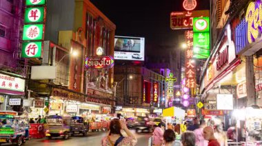 BANGKOK, THAILAND - 13 Mart 2025: Çin kasabasının ve Bangkok 'taki gece trafiğinin zamanlaması