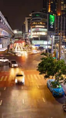 BANGKOK, THAILAND - 13 Mart 2025: Bangkok şehir merkezindeki yoğun bir kavşakta yoğun trafik saati